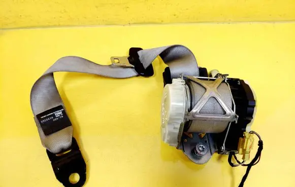 Mercedes-Benz R W251 Rear seatbelt A2518600585