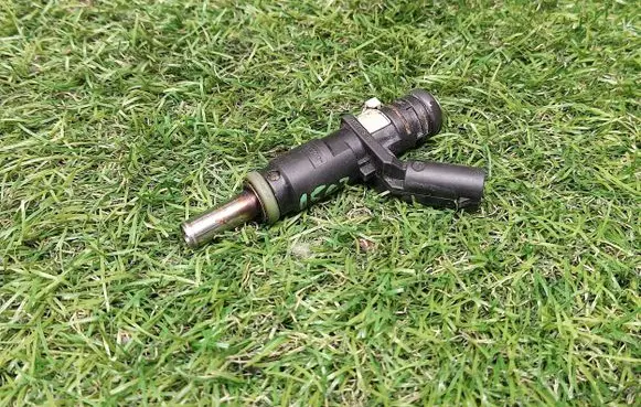 Mercedes-Benz E W212 Fuel injector A2720780249