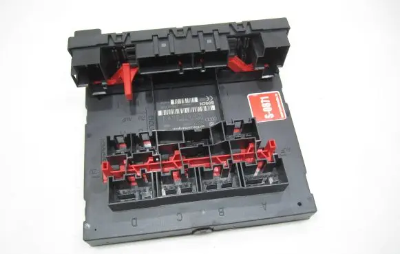 Volkswagen PASSAT B6 Relay mounting block 3C0937049J F005V00530 H37S1301