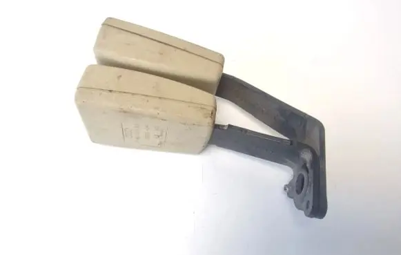 Middle seatbelt buckle (rear)