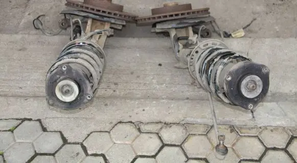 Volkswagen Touran I Front shock absorber/damper 1T0413031