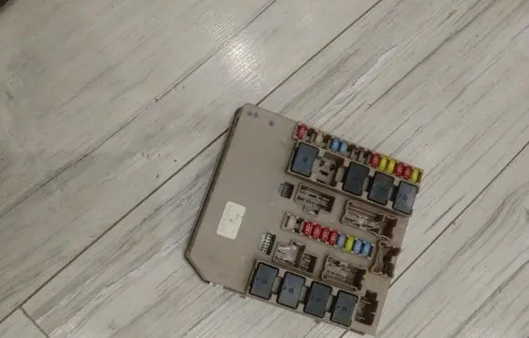 Renault Clio III Fuse box set 674658a
