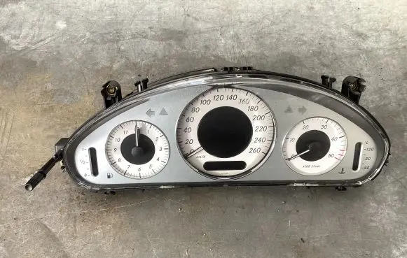 Speedometer (instrument cluster)