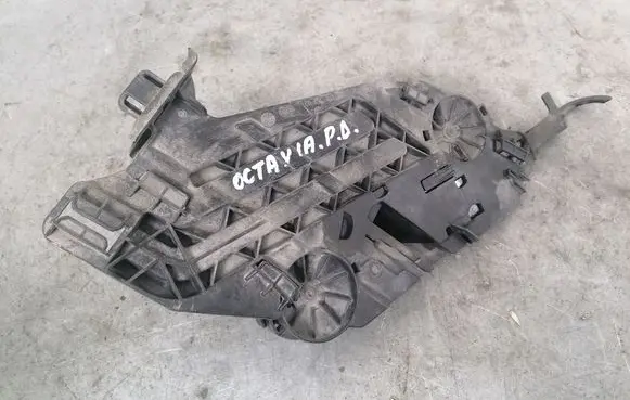 Skoda Octavia Mk2 (1Z) Headlight/headlamp mounting bracket 17035202