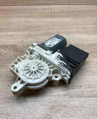Volkswagen Jetta V Rear door window regulator motor 1K5839402G 973622106