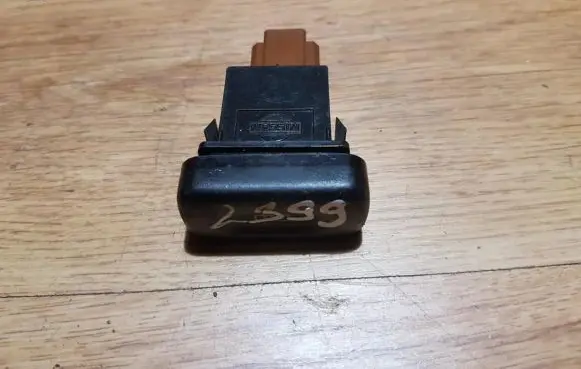 Nissan Primera Windscreen/window heater switch
