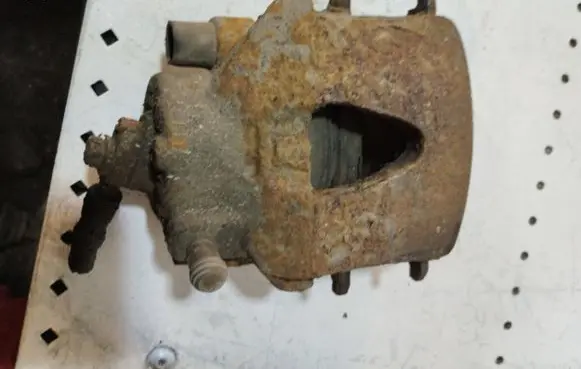 Volkswagen Golf V Front brake caliper