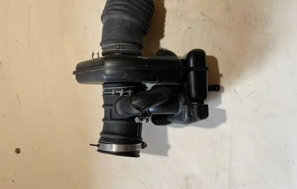 Nissan Murano Z50 Intake resonator 9Y504