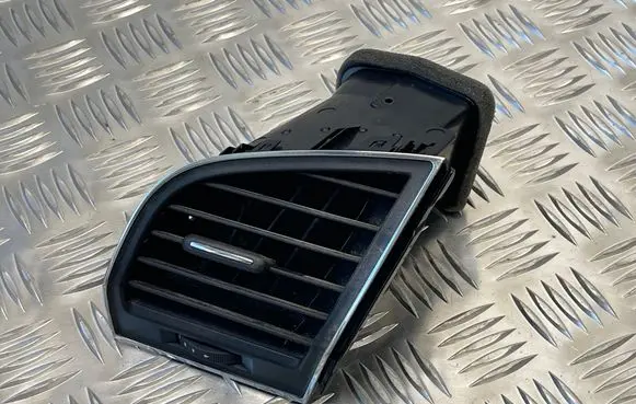 Skoda Fabia Mk3 (NJ) Dashboard side air vent grill/cover trim W22602 20006575