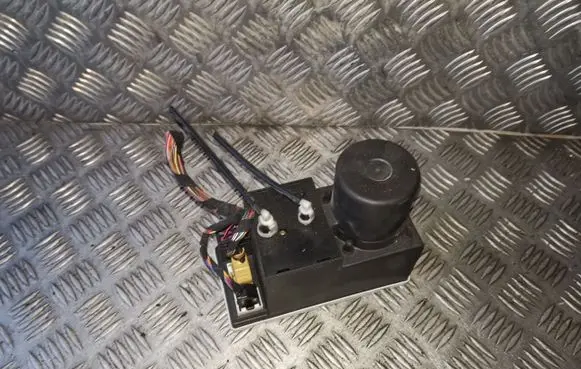 Audi A3 S3 8L Central locking vacuum pump 8L0862257E