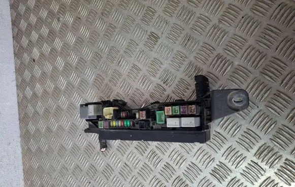 Toyota Avensis T250 Fuse box cover 