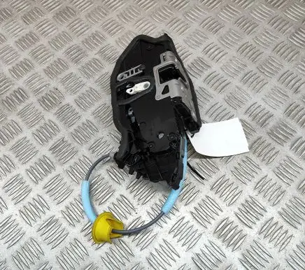 BMW 1 F40 Front door lock 7445050
