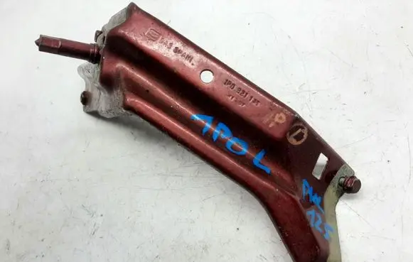Seat Leon (1P) Fender mounting bracket 1P0821135