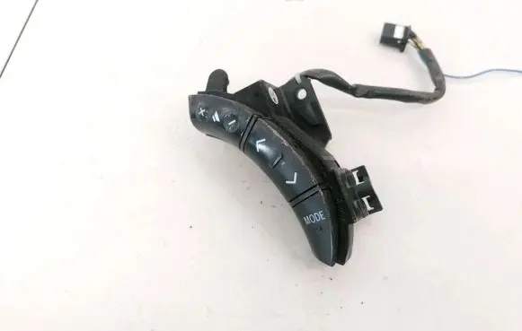 Toyota Avensis Verso Steering wheel buttons/switches 75B037