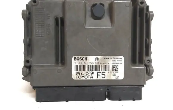 Toyota Avensis T270 Engine control unit/module 8966105F50 0281031706