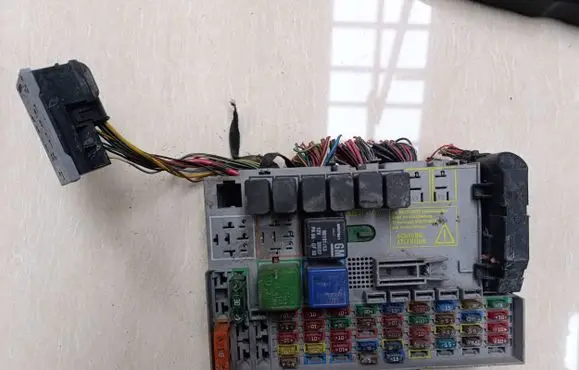 Opel Zafira A Fuse box set 24412497