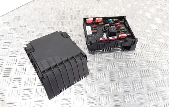 Volkswagen PASSAT B6 Fuse module 3C0937125