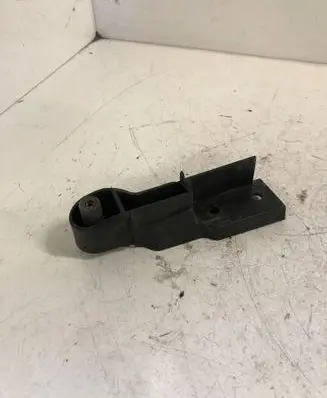 Front bumper mounting bracket