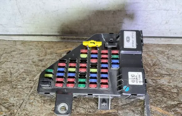KIA Sportage Fuse module 919501F510 05096N AK1289