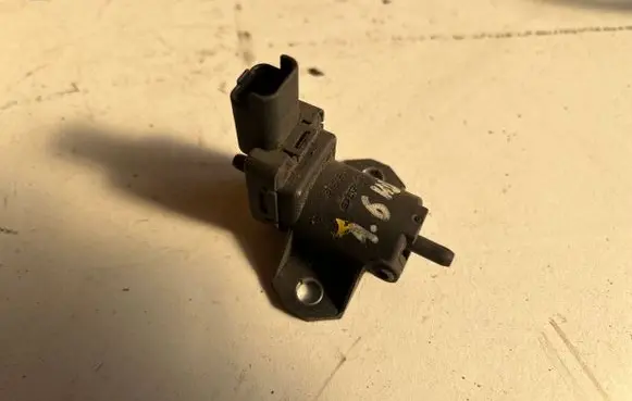 Peugeot 3008 I Turbo solenoid valve 9688124580
