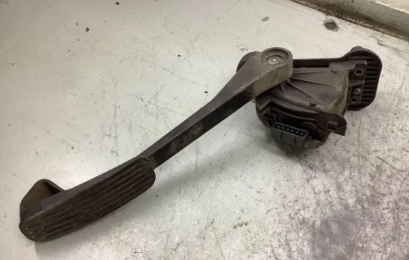 Volvo V70 Accelerator throttle pedal 30636004 6PV00853701