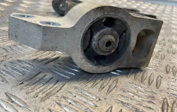 Volkswagen PASSAT B7 Front lower control arm/wishbone