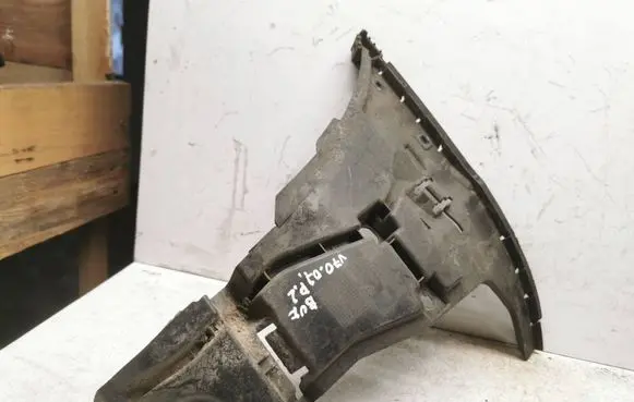 Volvo V70 Front bumper mounting bracket 08693182