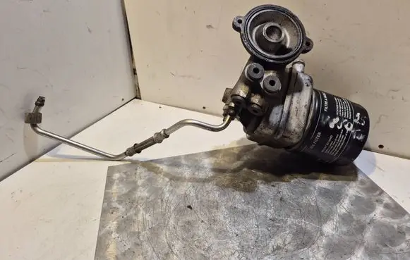 Volvo 850 Oil filter mounting bracket 