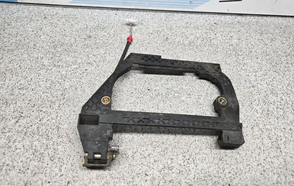BMW 5 E39 Front door exterior handle/bracket 51228236645