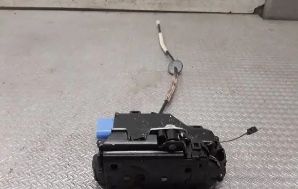 Volkswagen Touareg I Front door lock 