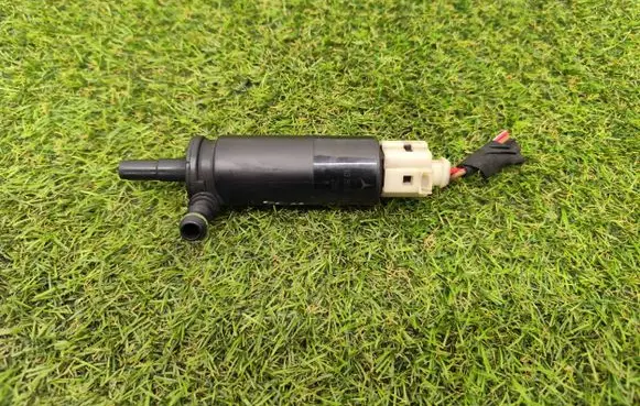 Mercedes-Benz S W221 Windscreen/windshield washer pump 2108691221