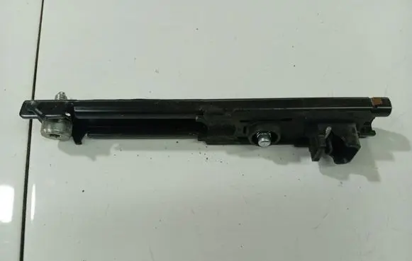 Citroen C4 I Picasso Seat belt adjustment rail 305531710