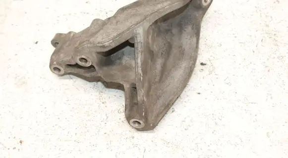 Engine mounting bracket