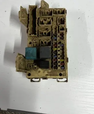 Toyota Avensis T250 Fuse module 82641CA010F 2280445482 0425410274001