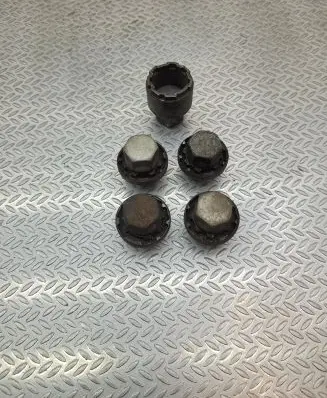 Volvo V40 Cross country Anti-theft wheel nuts and lock 