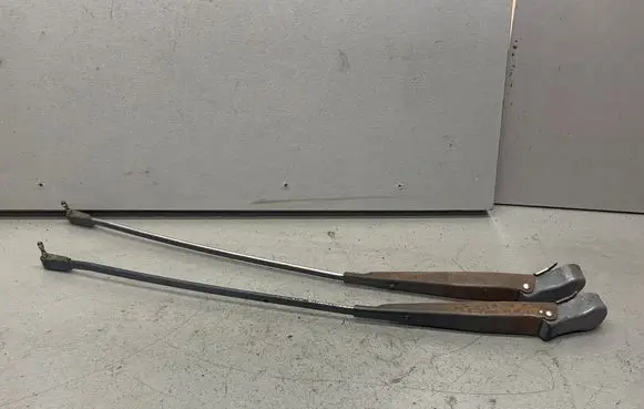 Front wiper blade arm