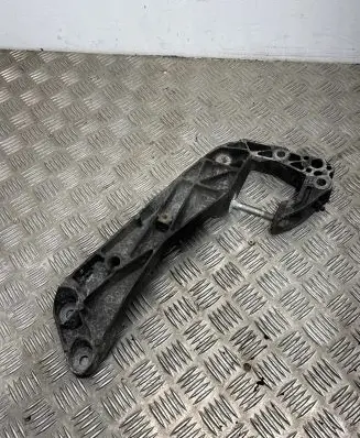 Gearbox mounting bracket