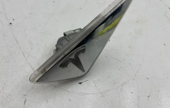 Tesla Model S Front fender indicator light