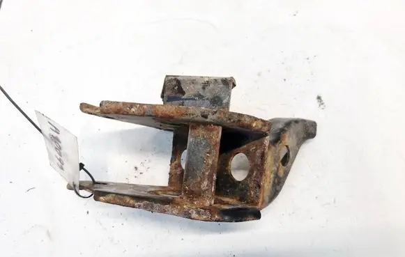 Nissan Primera Engine mounting bracket