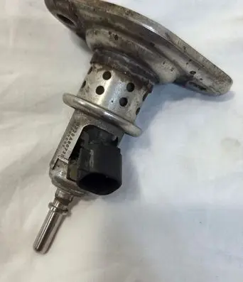Opel Insignia B Fuel injector 55501991