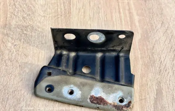 Nissan Qashqai Fender mounting bracket MOCBOTSQAS