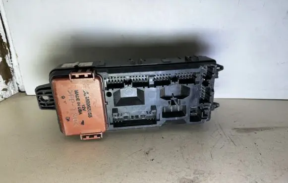 Mitsubishi Carisma Fuse module MB953355 0G040104 4860