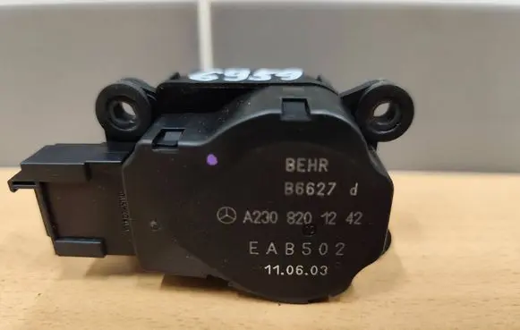 Mercedes-Benz C W203 Air flap motor/actuator A2308201242 B6627 EAB502