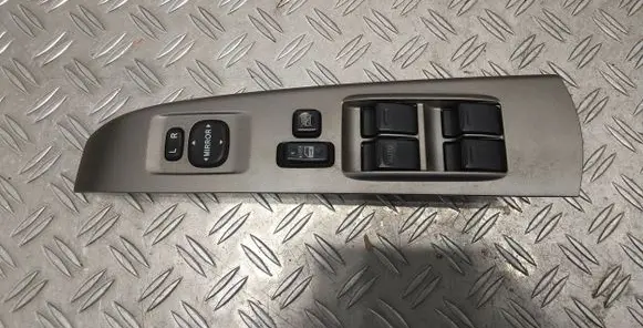 Toyota Prius (NHW20) Electric window control switch 8482047050