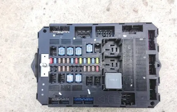 Jaguar XF X250 Fuse module 8X2T14B476AD 7340955430