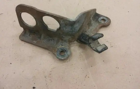 Volkswagen PASSAT B3 Gear shift cable bracket 357711789B