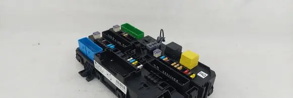 Opel Zafira B Fuse module 13220831 13220831HQ