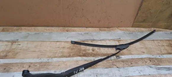 Mitsubishi Outlander Front wiper blade arm