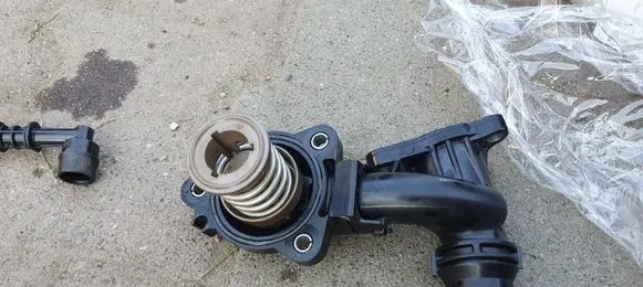 BMW 2 F45 Thermostat housing 90770828