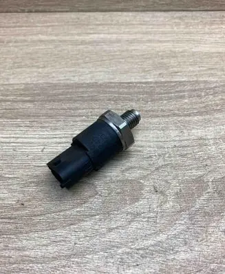 Audi A6 S6 C5 4B Fuel pressure sensor 0281002405